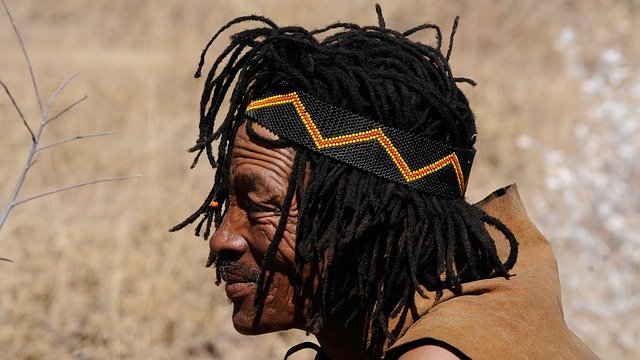 Fotografía de la cara de costado de un indígena pijao