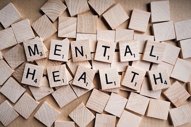 Imagen de una frase "mental health" escrita en pedazos de madera