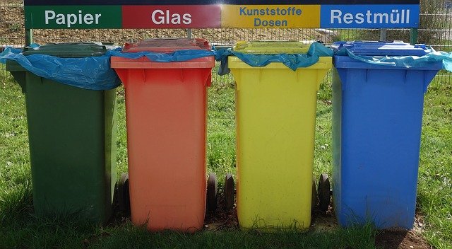 Imagen de 4 canecos de color representando cada una de las categorías de reciclaje 